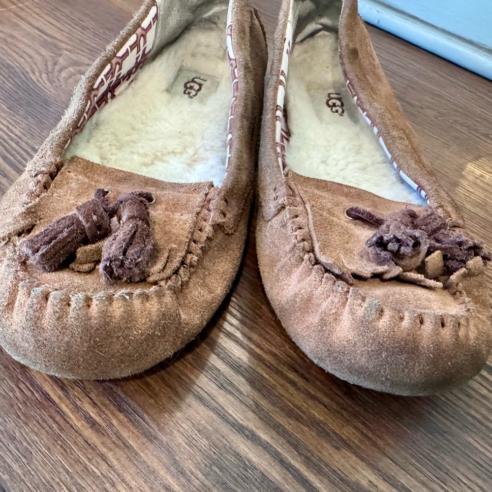 UGG Tan Suede Tassele Moccasin Slipper with White Fleece Lining - Picture 6 of 8